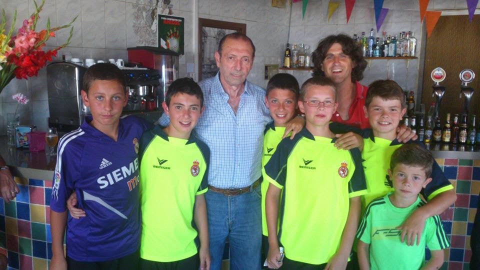 Quini, junto a jóvenes de la localidad. 