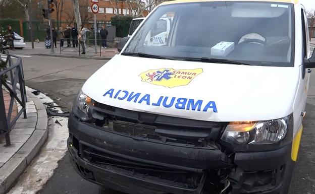 Imagen de la ambulancia implicada en el accidente en Valladolid.