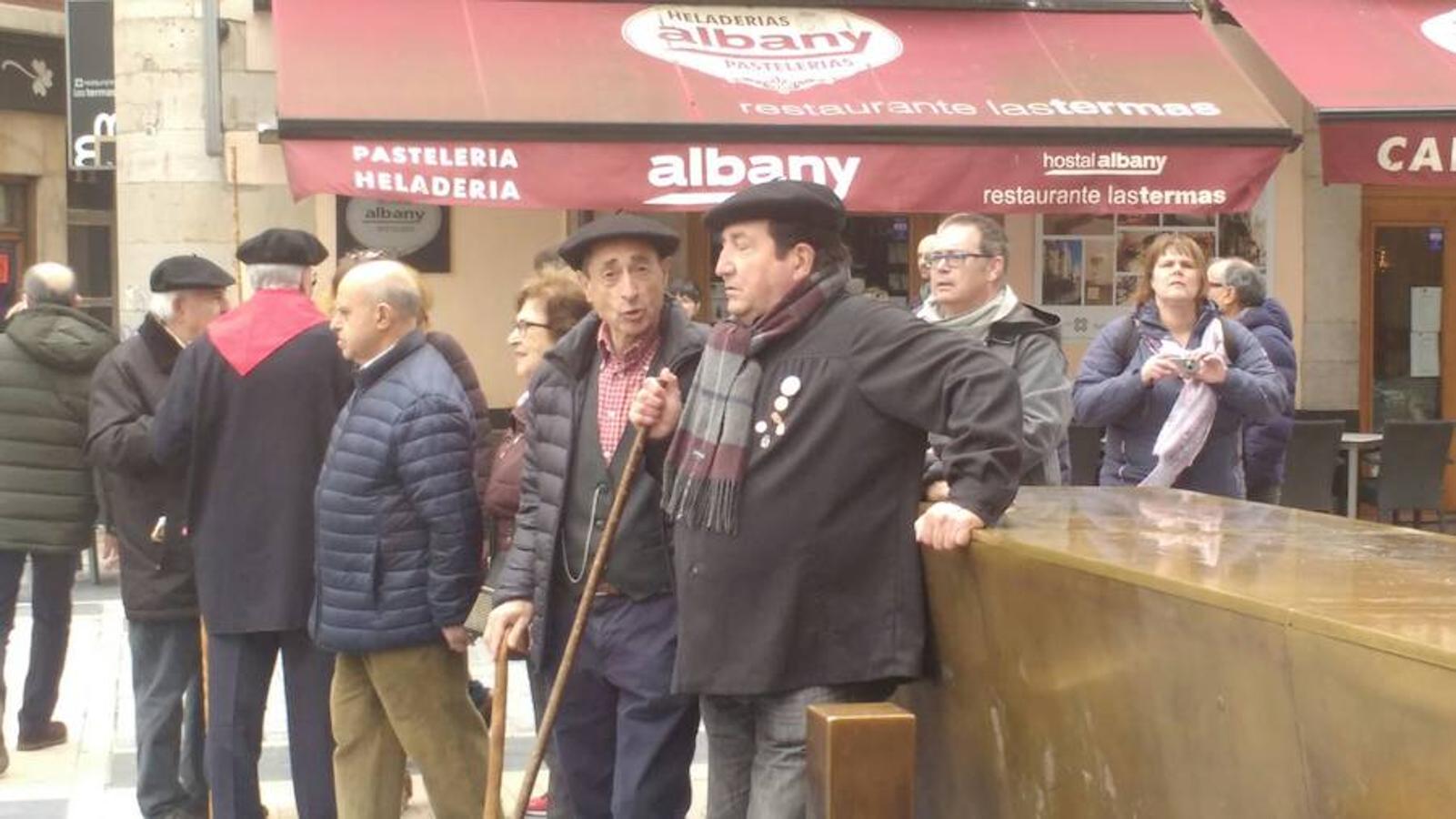 Fotos: La Ronda Marcera de Torrelavega canta en León