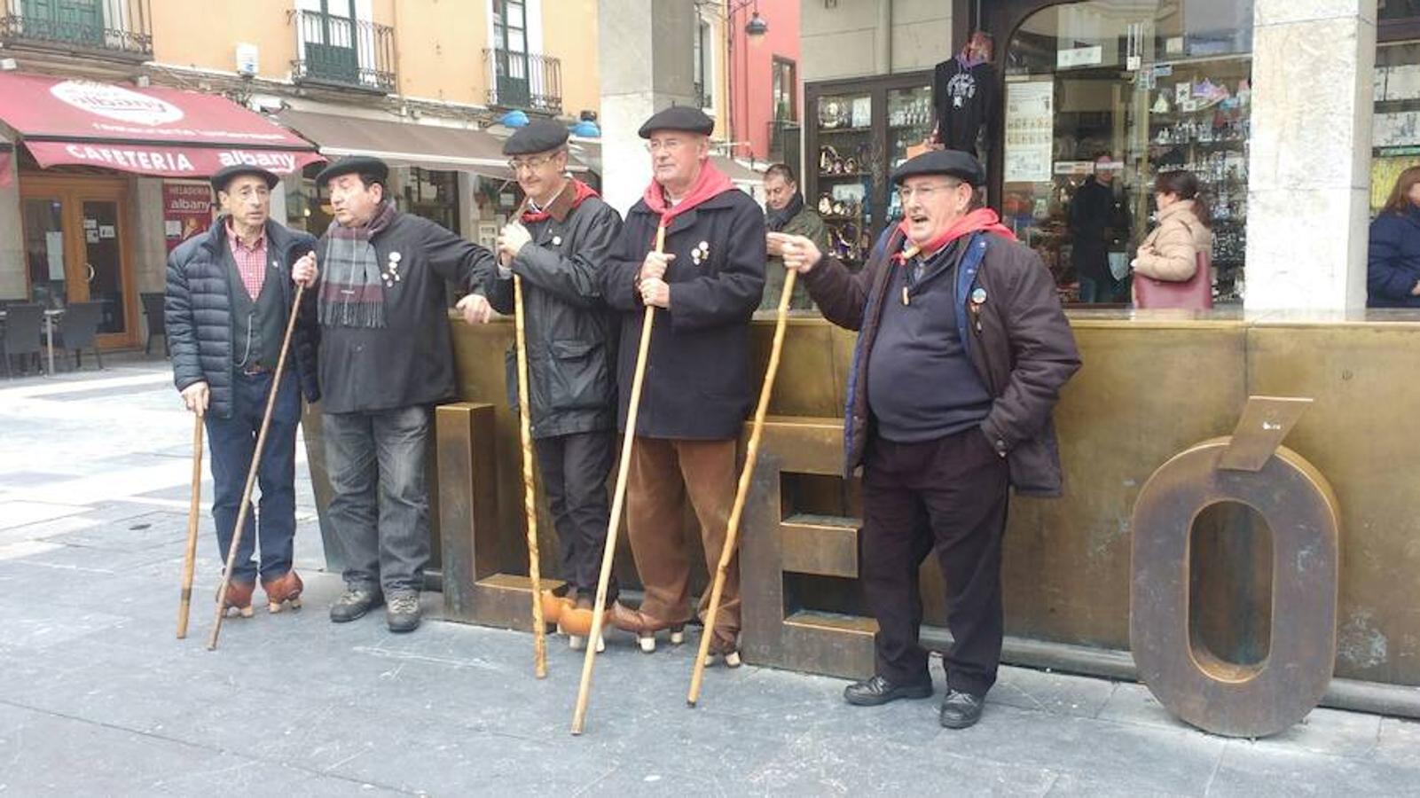 Fotos: La Ronda Marcera de Torrelavega canta en León