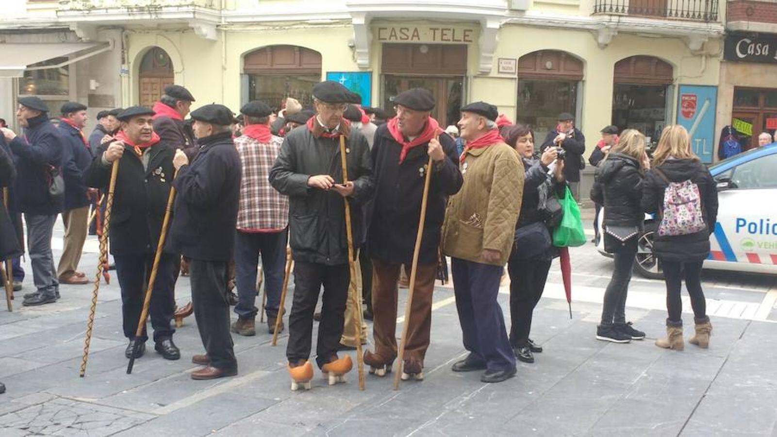 Fotos: La Ronda Marcera de Torrelavega canta en León