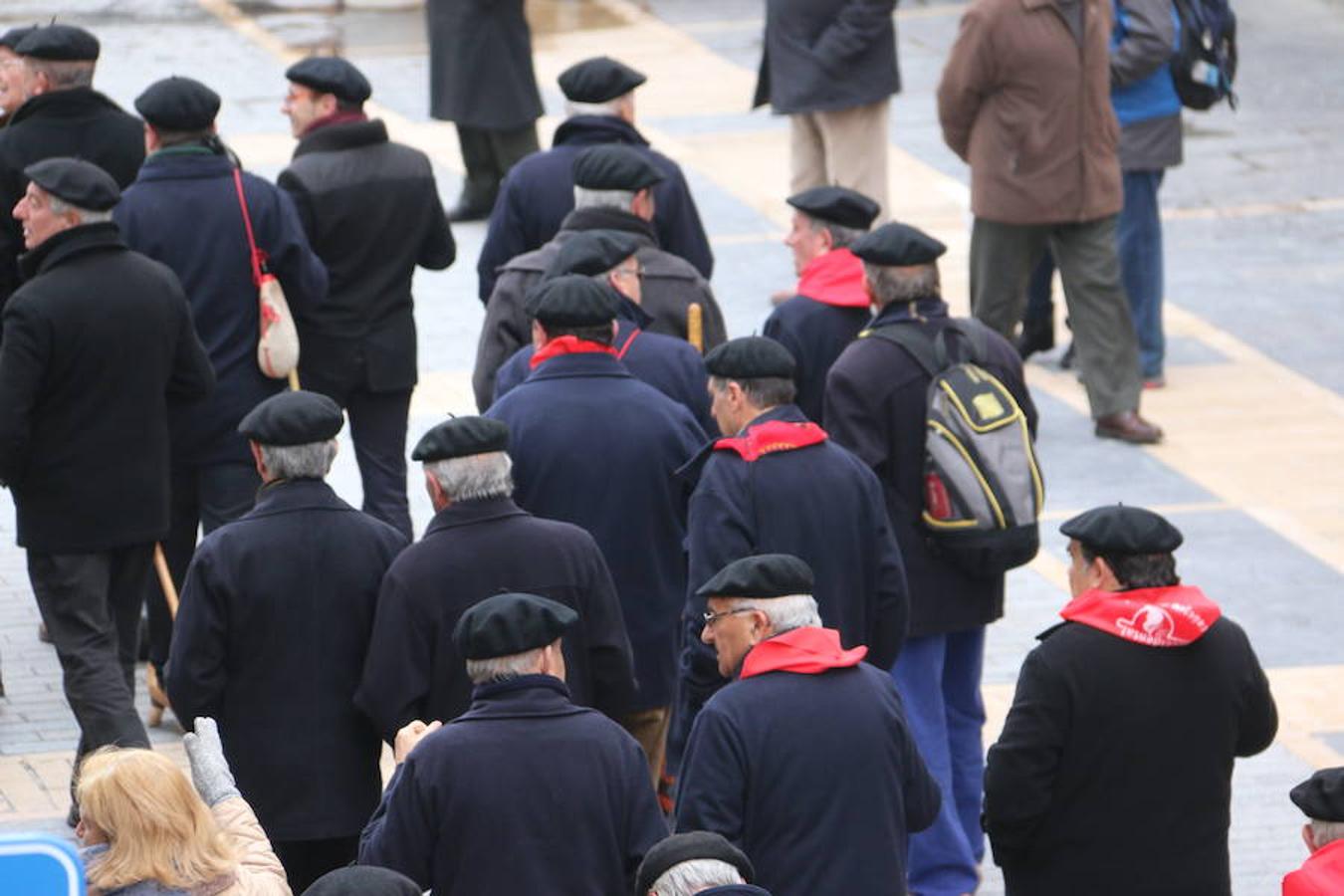 Fotos: La Ronda Marcera de Torrelavega canta en León