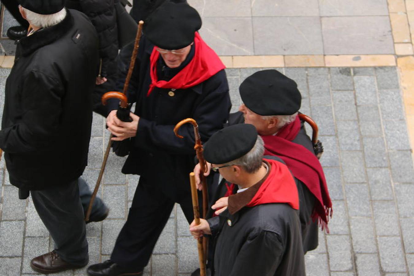 Fotos: La Ronda Marcera de Torrelavega canta en León