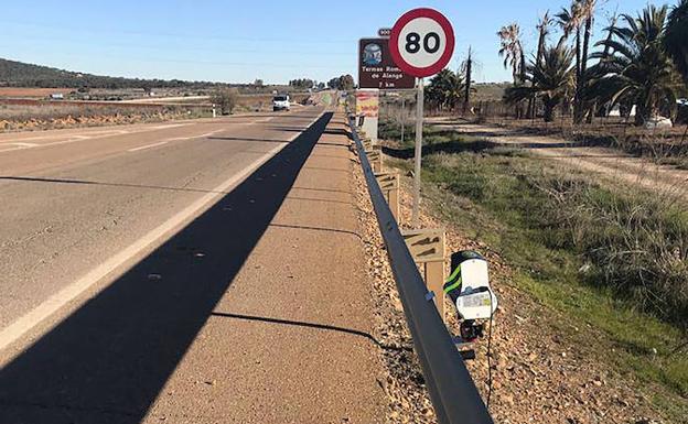 Uno de los nuevos radares móviles instalado en el arcén de una carretera española, con el detalle del anclaje en el guardarraíl. 