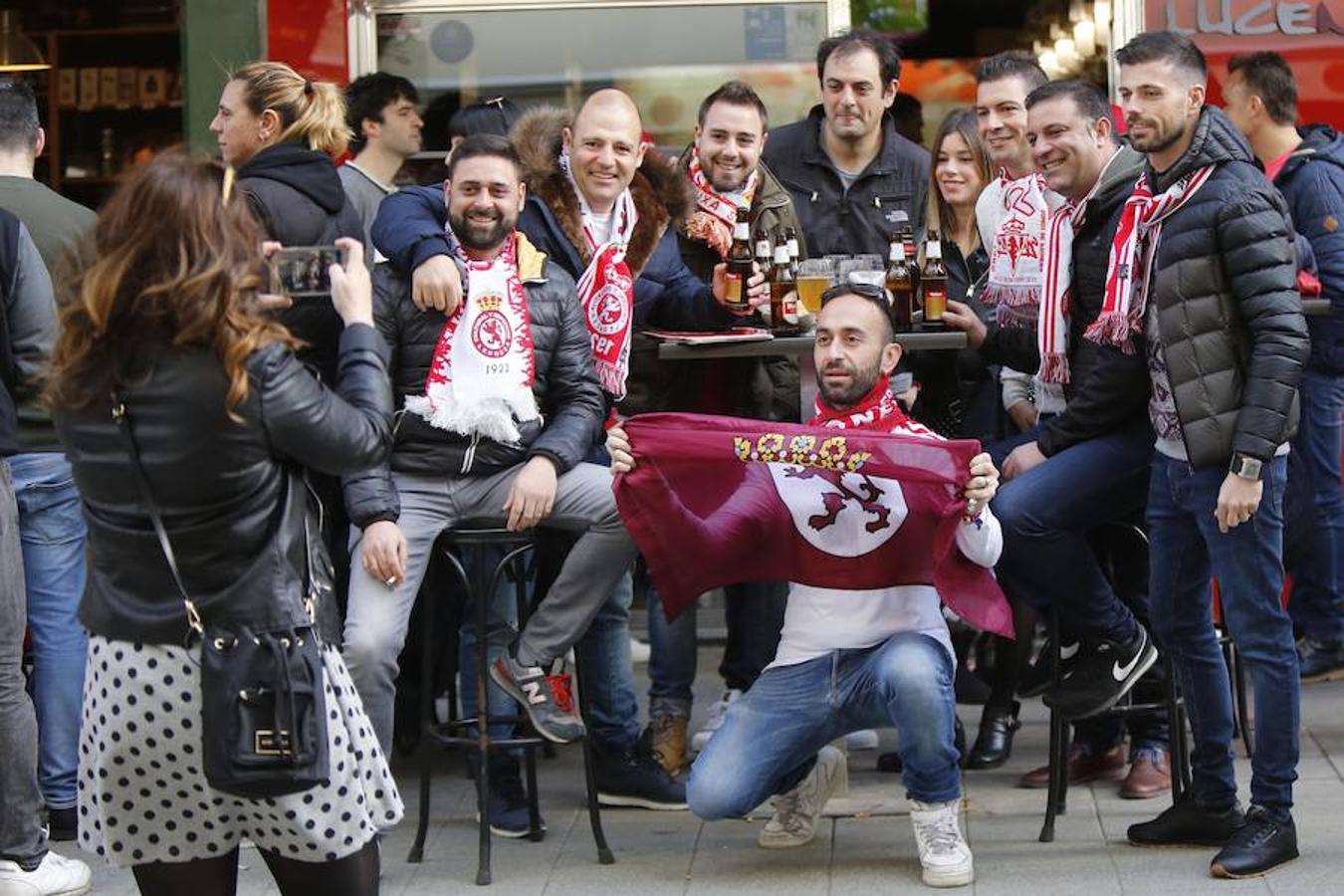 Las aficiones del Sporting y la Cultural han vuelto a hermanarse en un emotivo homenaje dedicado a Enrique Castro 'Quini' que se ha celebrado en la calle Aguado de Gijón. El acto ha tenido lugar en la 'fan zone' organizada frente a la sede de la peña culturalista Cruzando el Negrón, toda una fiesta previa al encuentro entre el Sporting y la Cultural.