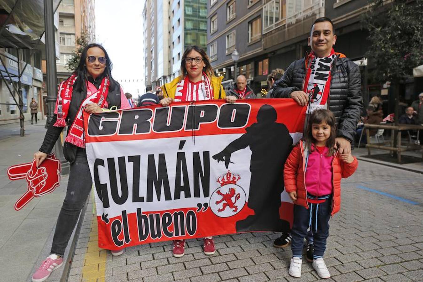 Las aficiones del Sporting y la Cultural han vuelto a hermanarse en un emotivo homenaje dedicado a Enrique Castro 'Quini' que se ha celebrado en la calle Aguado de Gijón. El acto ha tenido lugar en la 'fan zone' organizada frente a la sede de la peña culturalista Cruzando el Negrón, toda una fiesta previa al encuentro entre el Sporting y la Cultural.