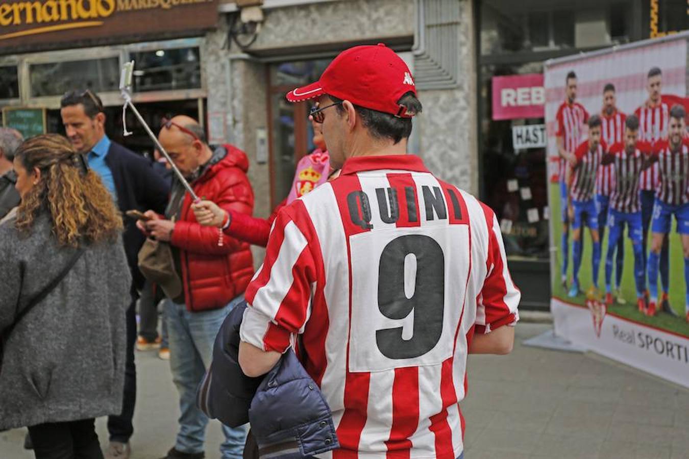 Las aficiones del Sporting y la Cultural han vuelto a hermanarse en un emotivo homenaje dedicado a Enrique Castro 'Quini' que se ha celebrado en la calle Aguado de Gijón. El acto ha tenido lugar en la 'fan zone' organizada frente a la sede de la peña culturalista Cruzando el Negrón, toda una fiesta previa al encuentro entre el Sporting y la Cultural.