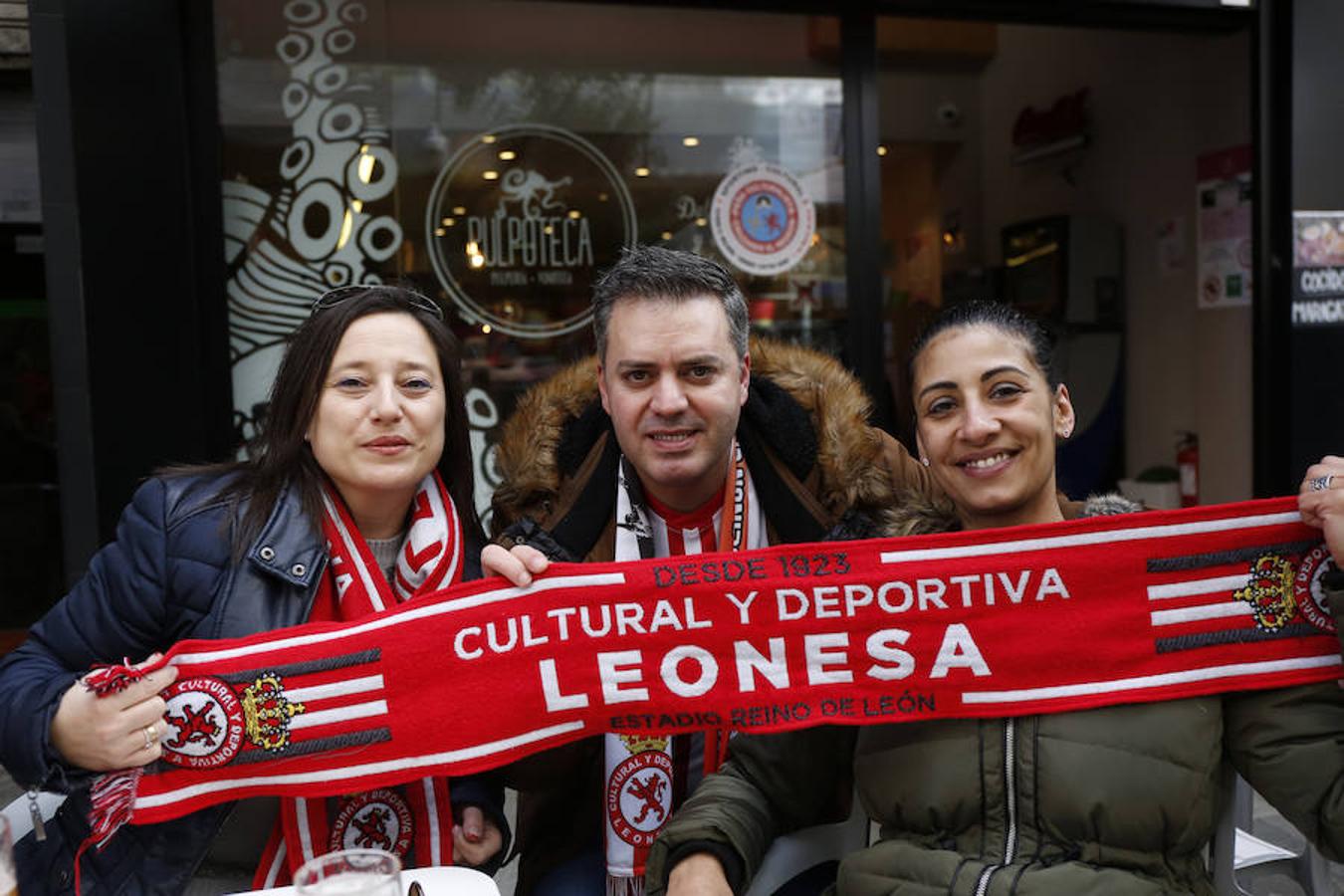 Las aficiones del Sporting y la Cultural han vuelto a hermanarse en un emotivo homenaje dedicado a Enrique Castro 'Quini' que se ha celebrado en la calle Aguado de Gijón. El acto ha tenido lugar en la 'fan zone' organizada frente a la sede de la peña culturalista Cruzando el Negrón, toda una fiesta previa al encuentro entre el Sporting y la Cultural.