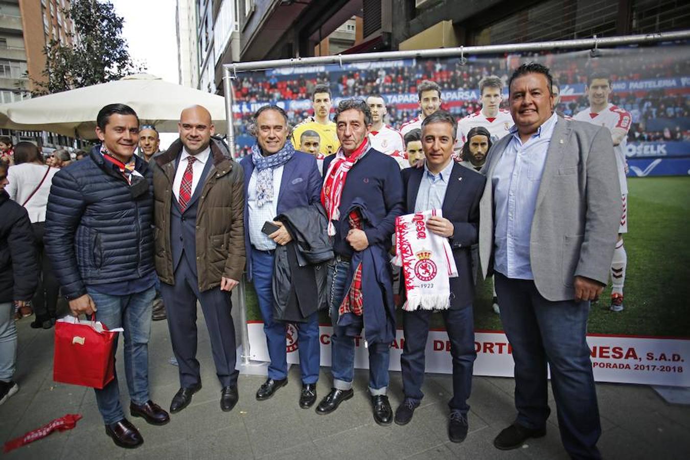 Las aficiones del Sporting y la Cultural han vuelto a hermanarse en un emotivo homenaje dedicado a Enrique Castro 'Quini' que se ha celebrado en la calle Aguado de Gijón. El acto ha tenido lugar en la 'fan zone' organizada frente a la sede de la peña culturalista Cruzando el Negrón, toda una fiesta previa al encuentro entre el Sporting y la Cultural.