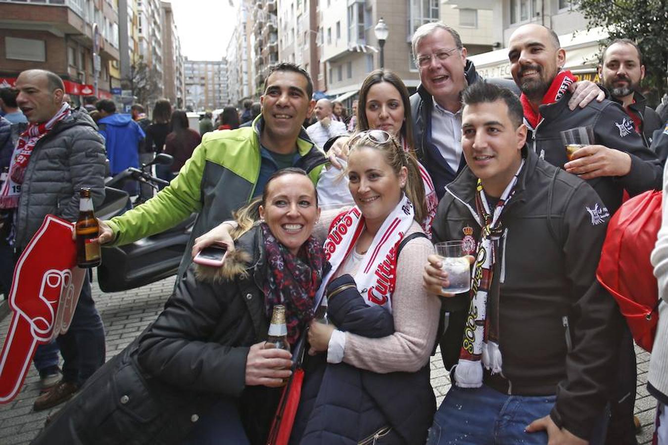 Las aficiones del Sporting y la Cultural han vuelto a hermanarse en un emotivo homenaje dedicado a Enrique Castro 'Quini' que se ha celebrado en la calle Aguado de Gijón. El acto ha tenido lugar en la 'fan zone' organizada frente a la sede de la peña culturalista Cruzando el Negrón, toda una fiesta previa al encuentro entre el Sporting y la Cultural.