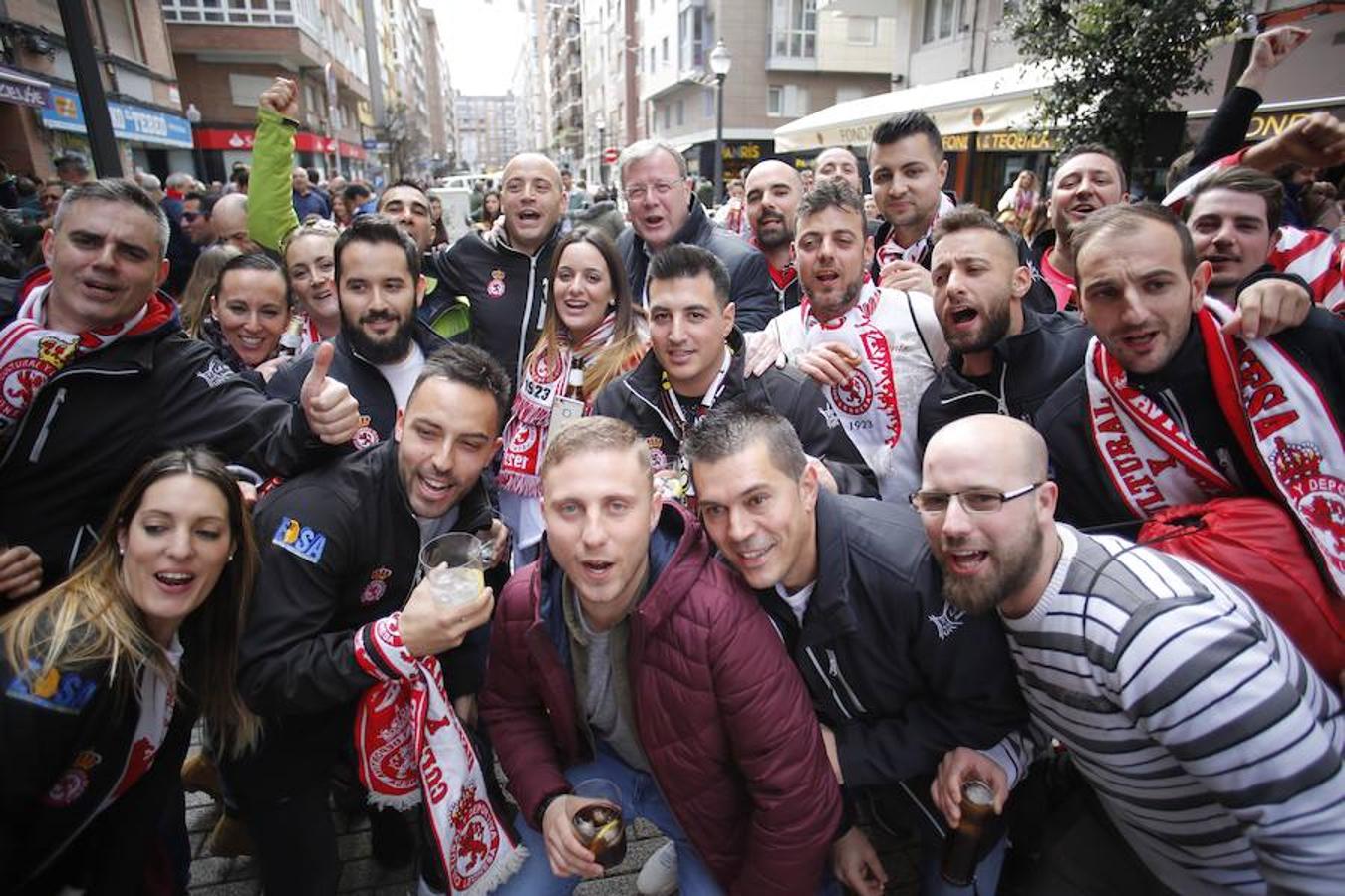 Las aficiones del Sporting y la Cultural han vuelto a hermanarse en un emotivo homenaje dedicado a Enrique Castro 'Quini' que se ha celebrado en la calle Aguado de Gijón. El acto ha tenido lugar en la 'fan zone' organizada frente a la sede de la peña culturalista Cruzando el Negrón, toda una fiesta previa al encuentro entre el Sporting y la Cultural.