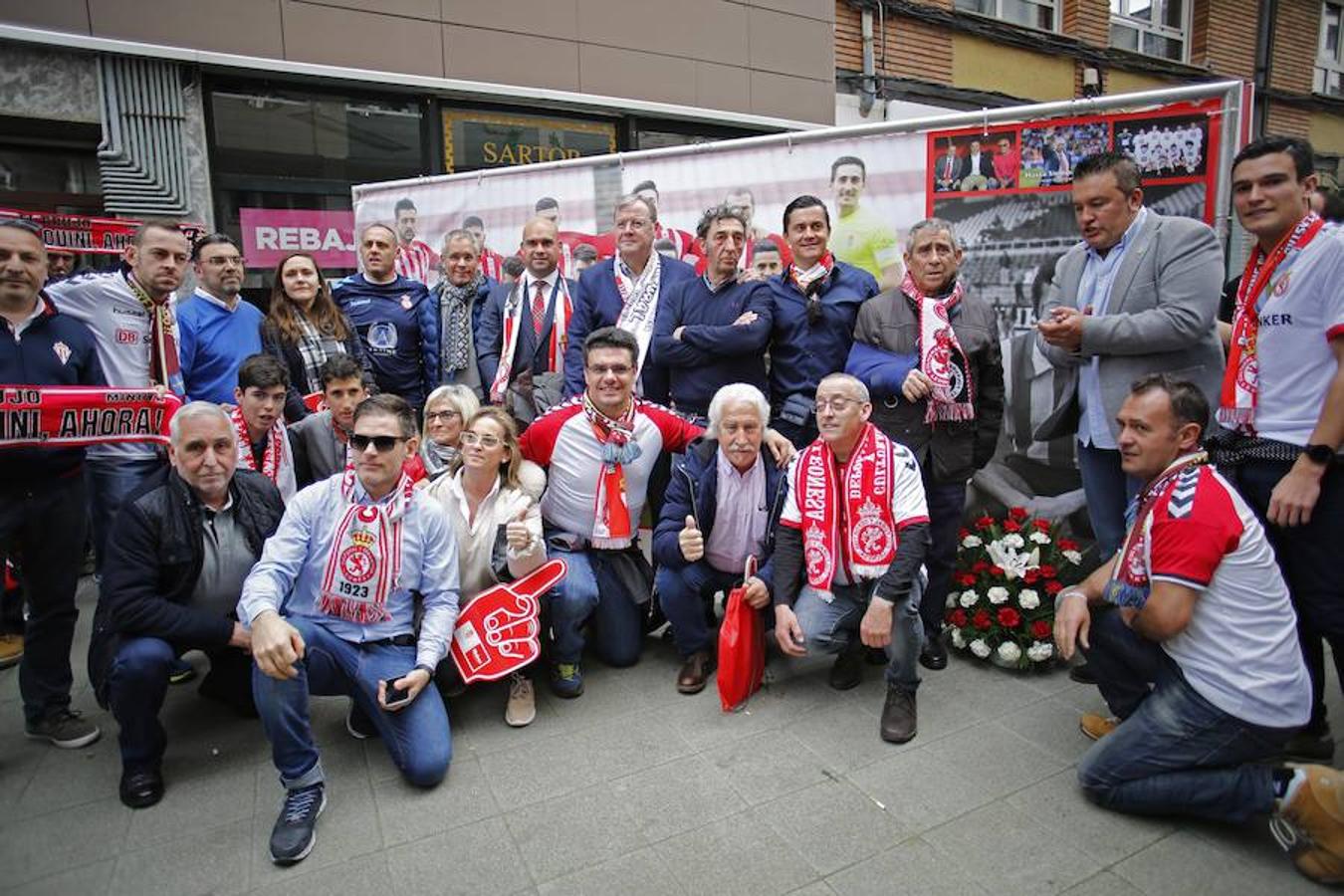 Las aficiones del Sporting y la Cultural han vuelto a hermanarse en un emotivo homenaje dedicado a Enrique Castro 'Quini' que se ha celebrado en la calle Aguado de Gijón. El acto ha tenido lugar en la 'fan zone' organizada frente a la sede de la peña culturalista Cruzando el Negrón, toda una fiesta previa al encuentro entre el Sporting y la Cultural.