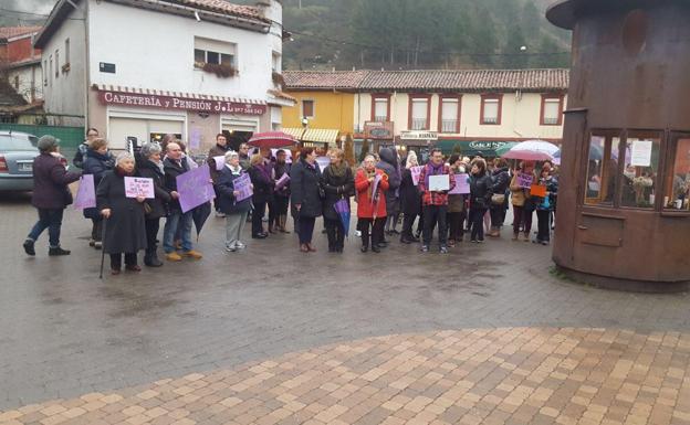 Actos en la Plaza de la Iglesia de Ciñera.