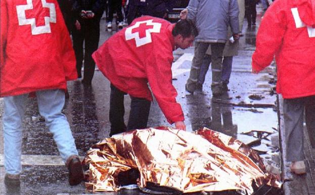 Efectivos de Cruz Roja, junto al cuerpo del comandante.