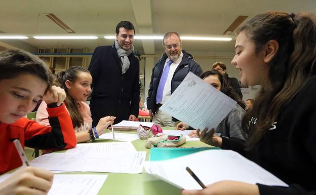 Fernando Rey visita el Instituto Campos y Torozos de Medina de Rioseco.