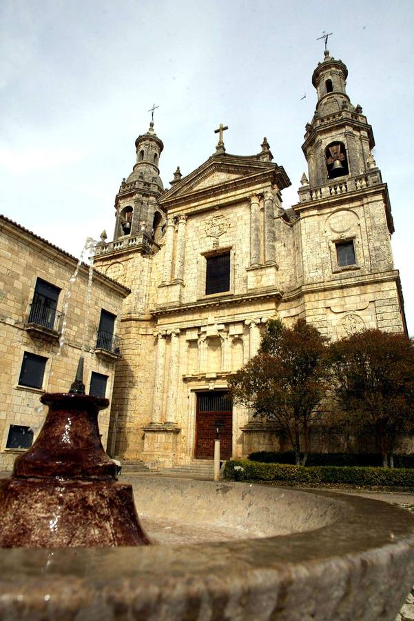 Monasterio de la Santa Espina (Valladolid). Su fundación data de 1.147, año en el que llegaron los monjes cistercienses, bajo el auspicio de Doña Sancha de Castilla, hermana de Alfonso VII. Su nombre hace referencia a una de las espinas que Jesucristo portó en su corona el día de su Pasión y Muerte, que Doña Sancha donó tras conseguirla del rey francés Luis el Joven, que era quien tenía la mitad de la corona.