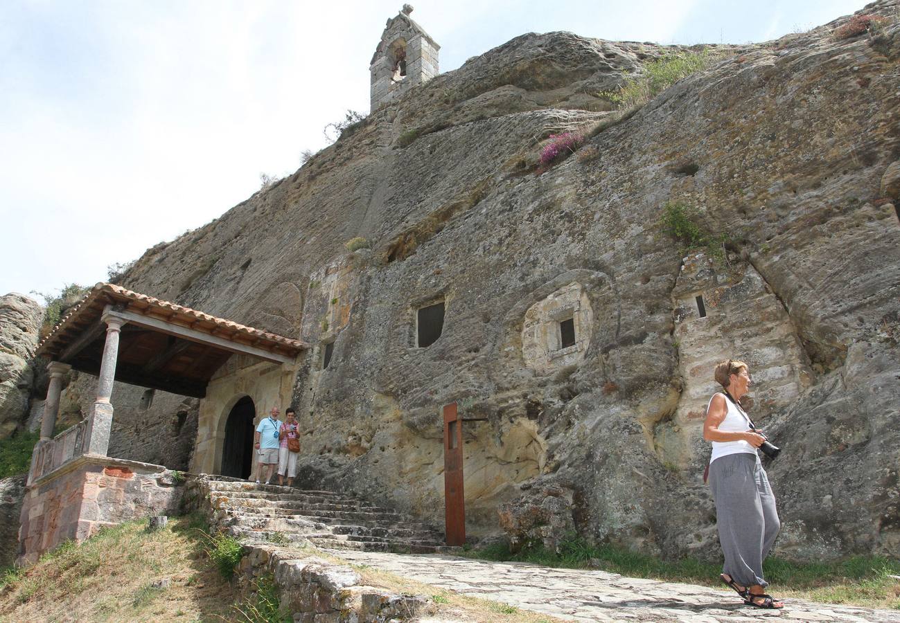 Iglesia rupestre de Olleros de Pisuerga (Palencia). La iglesia de los Santos Justo y Pastor es un eremitorio rupestre situado en la localidad y pedanía de Olleros de Pisuerga en el municipio de Aguilar de Campoo en la provincia de Palencia. Relevante ejemplo de arquitectura rupestre del valle del Pisuerga, excavada en un promontorio de naturaleza arenisca.