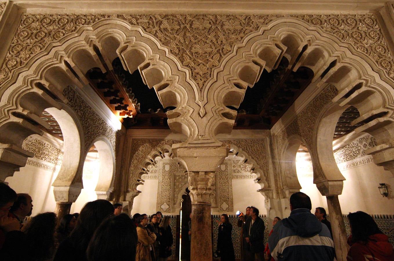 Real Monasterio de Santa Clara de Tordesillas. El rey Pedro I de Castilla construyó en Tordesillas un palacio mudéjar donde reflejó su gusto por la arquitectura y la decoración de residencias, como el Alcázar de Sevilla, y donde también se percibe la influencia del arte nazarí contemporáneo. Cumpliendo el testamento del rey, su hija, la infanta doña Beatriz, fundó en este palacio un convento de clarisas en 1363. Son numerosos los elementos destacables, especialmente las magníficas yeserías repartidas por la llamada Capilla Mudéjar, el Patio Árabe, la Capilla Dorada y algunos restos en el Patio del Vergel, las bóvedas de la Capilla Dorada y la Sacristía, las pinturas de los Baños Árabes o la gran armadura de madera dorada que cubre la Capilla Mayor de la iglesia.