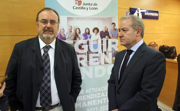 El consejero de Educación, Fernando Rey (I), inaugura una jornada de Educación de Personas Adultas.