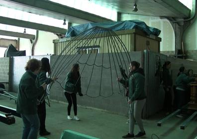 Imagen secundaria 1 - Trabajos previos al inicio de la Semana Santa de 'Las Marías'.