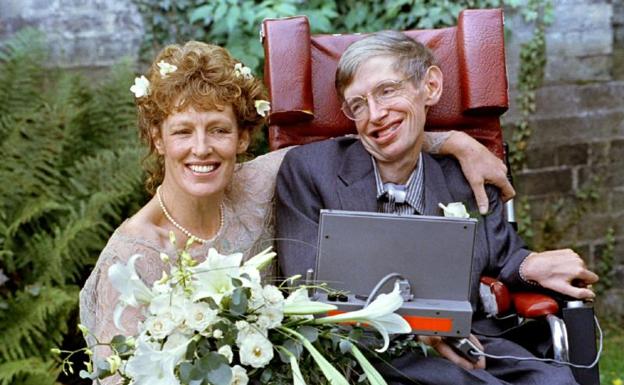 Imagen principal - Stephen Hawking, junto a sus dos esposas y en una fotografía de juventud.