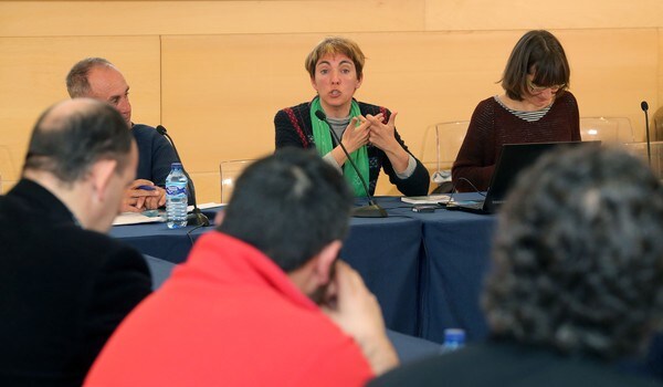 La portavoz de conservación de Ecologistas en Acción de Castilla y León, Carolina Martín (C), presenta a los grupos de las Cortes el proyecto 'Vivir con lobos'. 