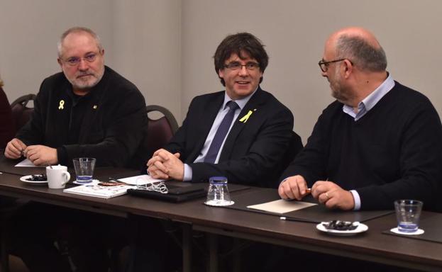 Carles Puigdemont (c), durante el encuentro don diputados catalanes en Bruselas.