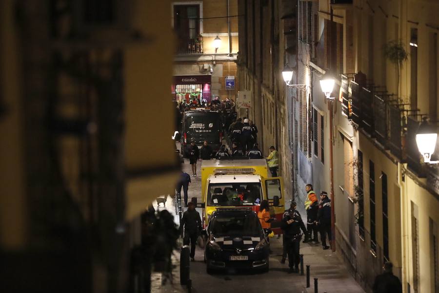 Un grupo de más de medio centenar de personas han quemado contenedores y causado desperfectos en el mobiliario urbano en el madrileño barrio de Lavapiés tras la muerte este jueves de un mantero de 35 años y origen subsahariano a causa de una parada cardiorrespiratoria.