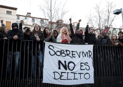 Imagen secundaria 1 - Concentración en la plaza de Nelson Mandela. 