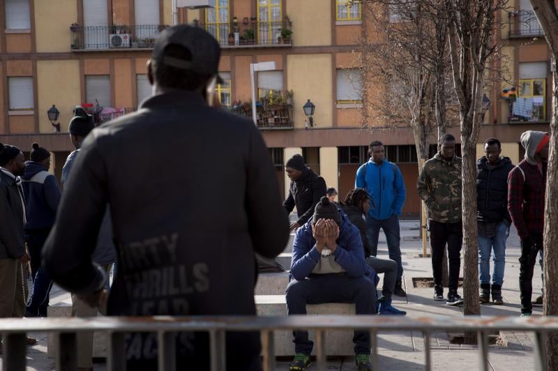 Un grupo de más de medio centenar de personas han quemado contenedores y causado desperfectos en el mobiliario urbano en el madrileño barrio de Lavapiés tras la muerte este jueves de un mantero de 35 años y origen subsahariano a causa de una parada cardiorrespiratoria.