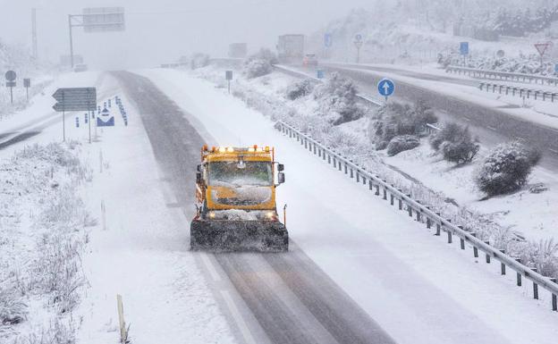 Un máquina quitanieves trabaja bajo una intensa nevada en la A-62 a la altura de Ciudad Rodrigo. 