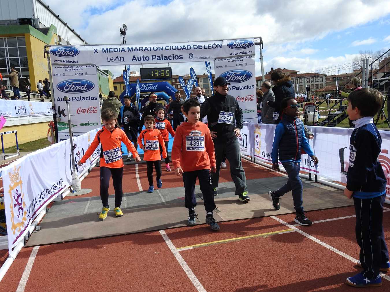 Galería de imágenes de los 2 kilómetros de la Media Maratón de León