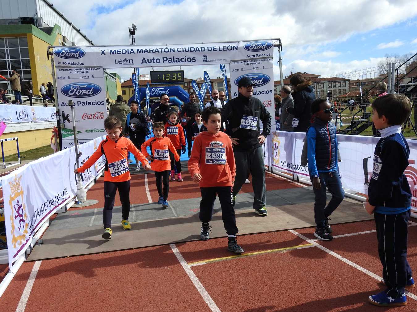 Galería de imágenes de los 2 kilómetros de la Media Maratón de León