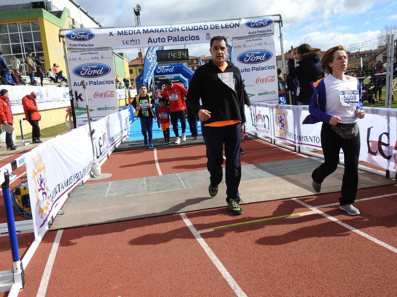 Galería de imágenes de los 2 kilómetros de la Media Maratón de León