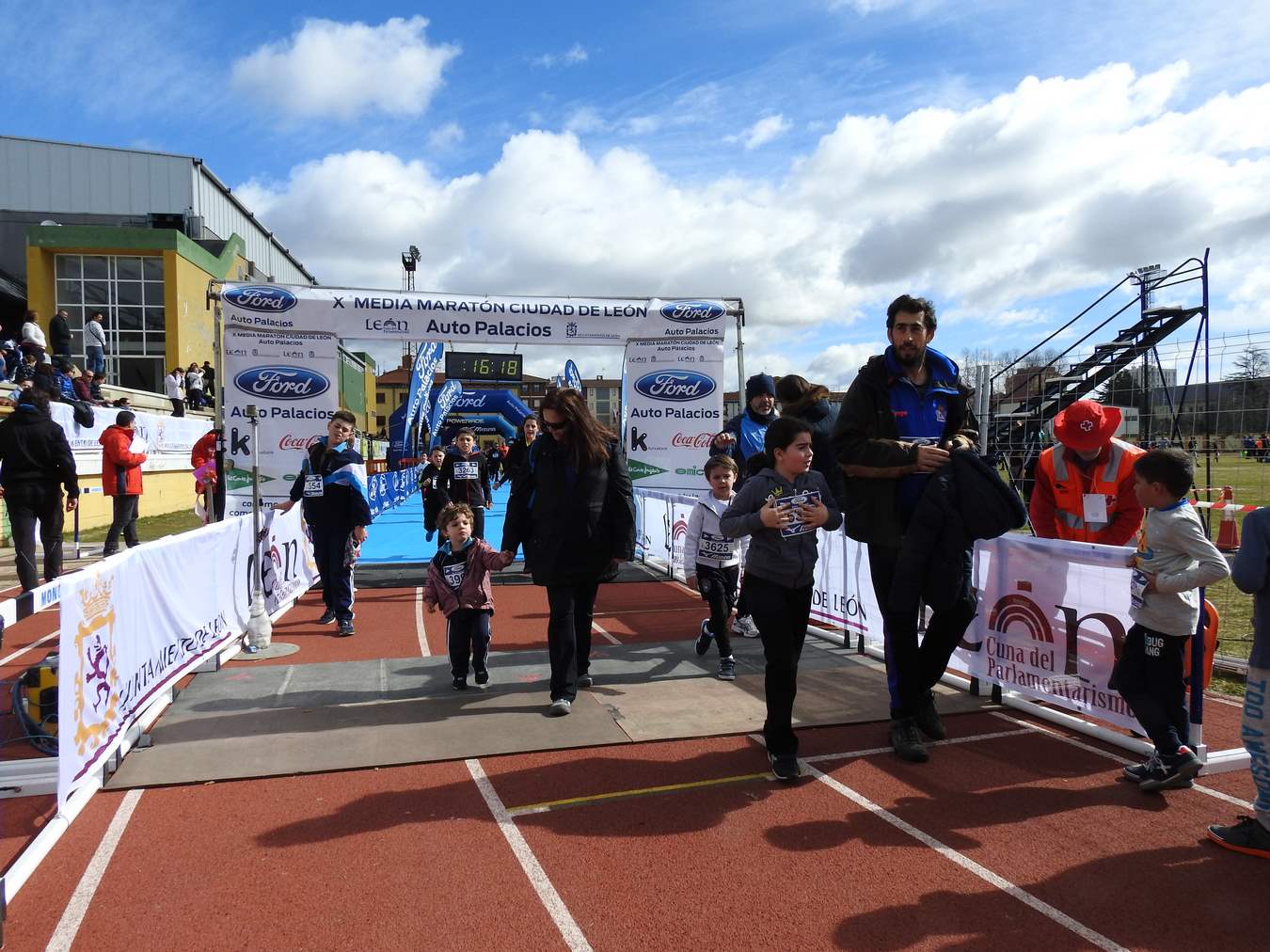 Galería de imágenes de los 2 kilómetros de la Media Maratón de León