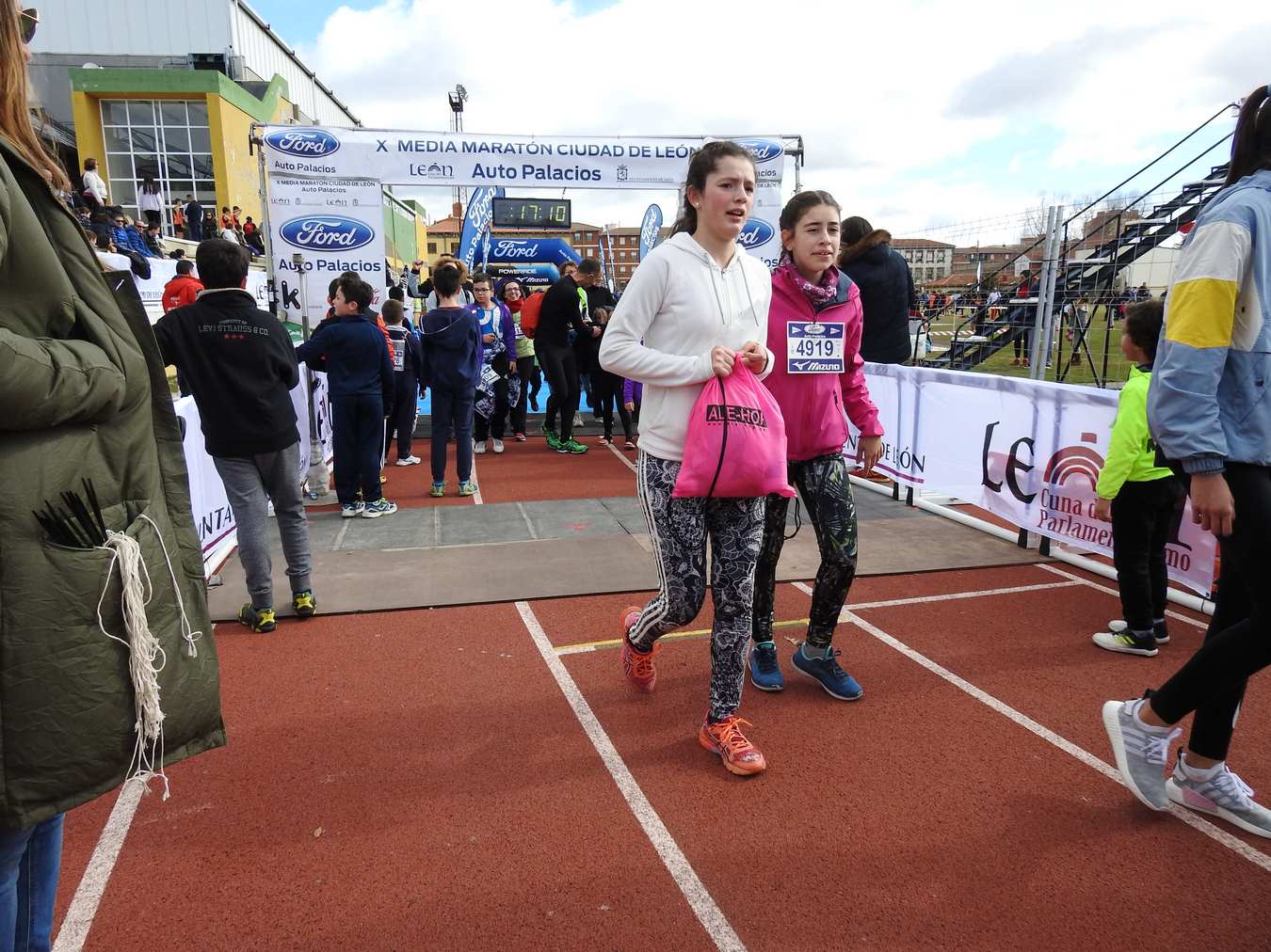 Galería de imágenes de los 2 kilómetros de la Media Maratón de León