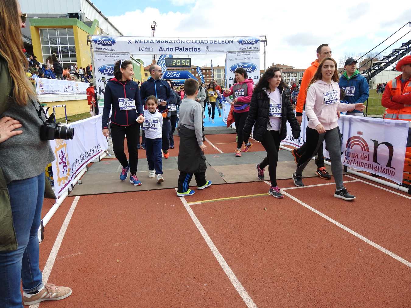 Galería de imágenes de los 2 kilómetros de la Media Maratón de León