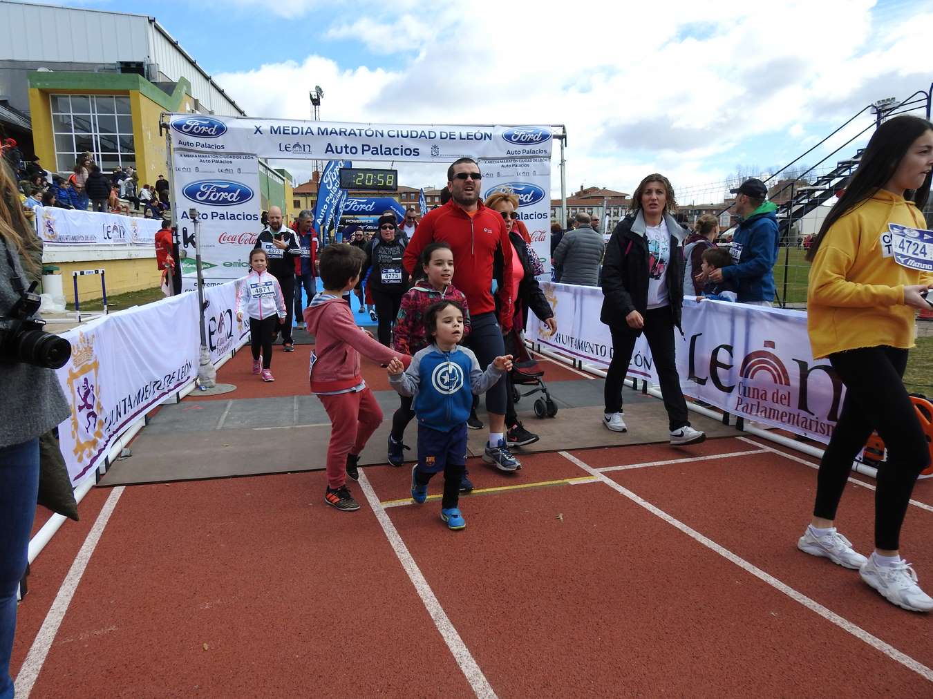 Galería de imágenes de los 2 kilómetros de la Media Maratón de León