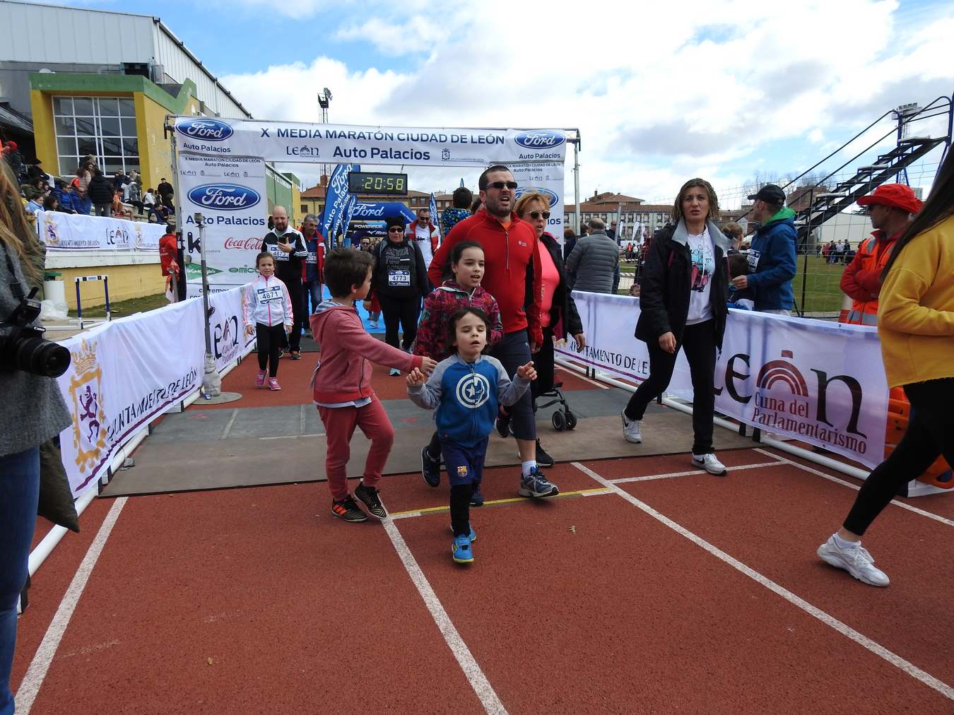 Galería de imágenes de los 2 kilómetros de la Media Maratón de León