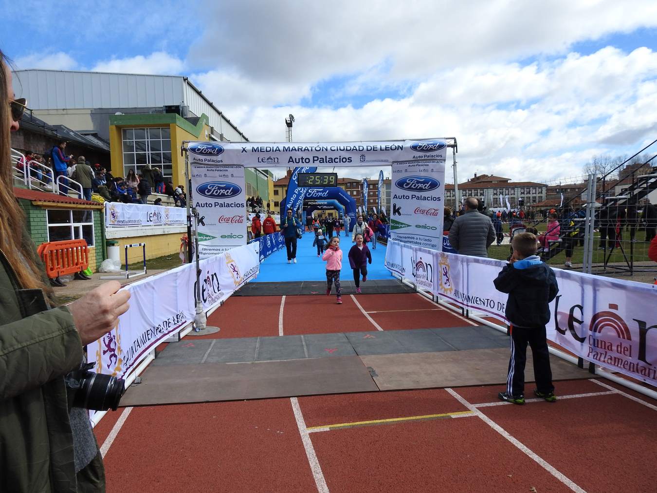 Galería de imágenes de los 2 kilómetros de la Media Maratón de León