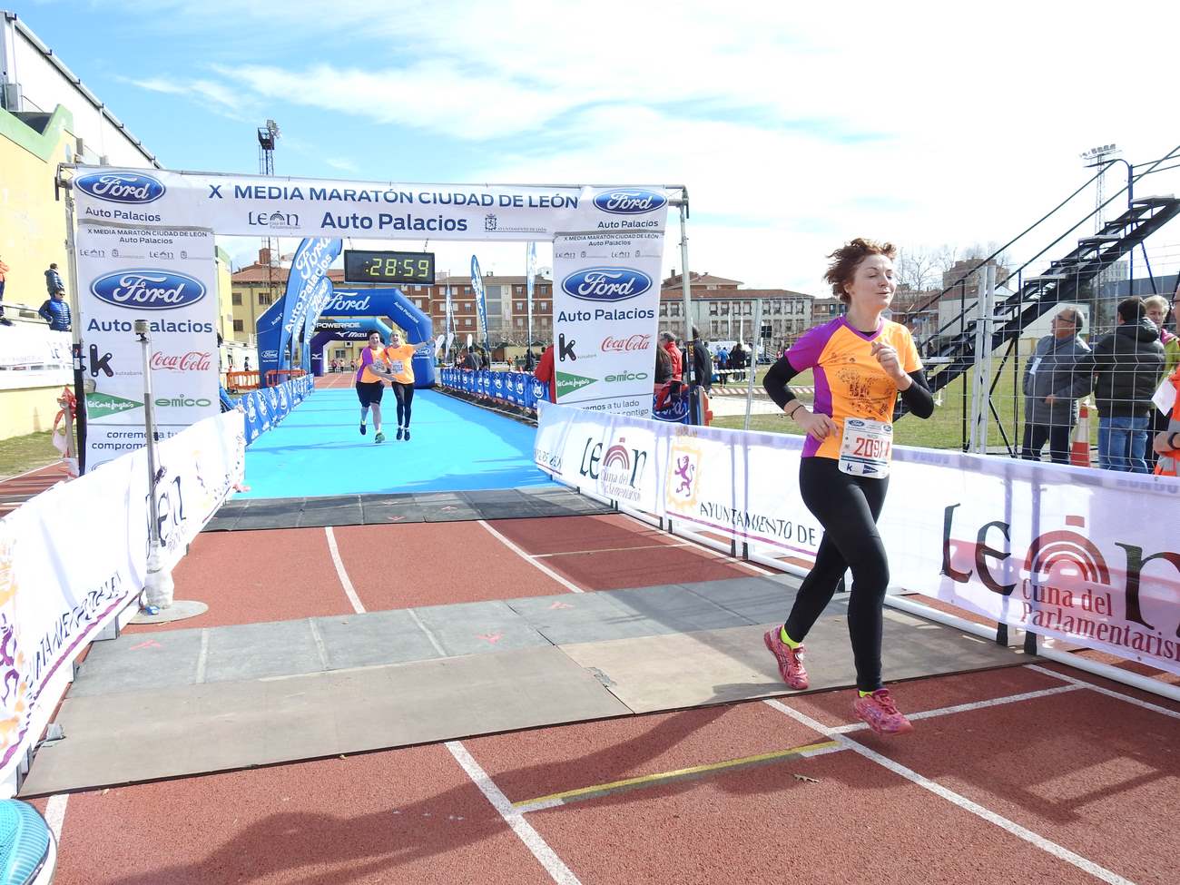 Todas las imágenes de la carrera popular de la Media Maratón de León