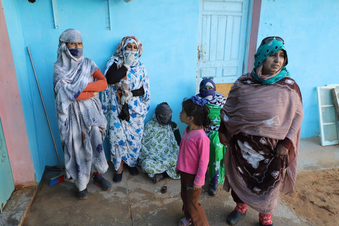 Pacientes en la puertas del hospital.