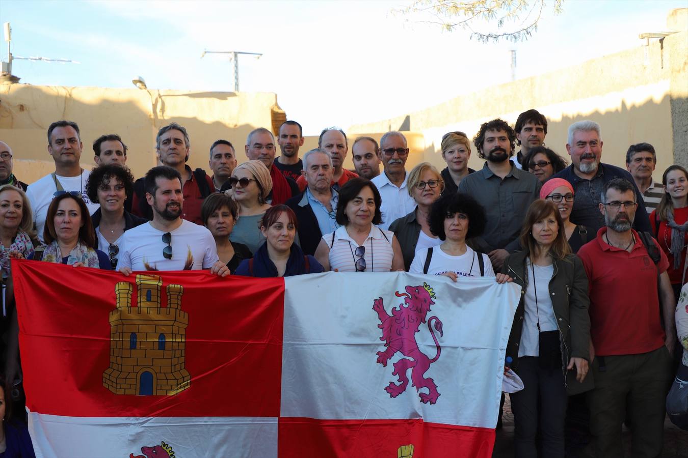 El presidente de la la RASD Brahim Ghali recibe a la delegación de CyL en los campos de refugiados. En la imagen despliega la bandera de CyL que le regala la delegación.