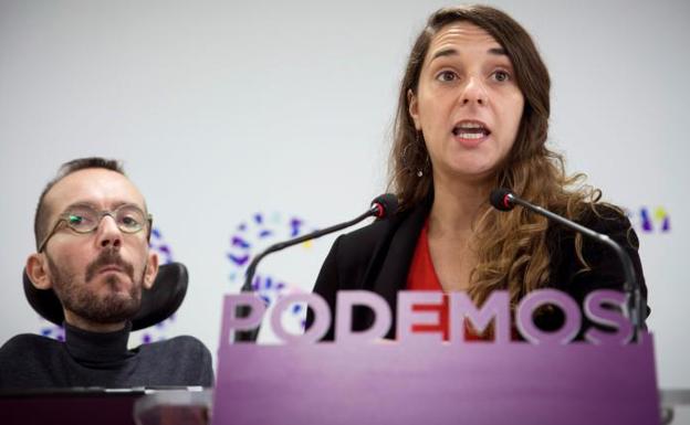 Los portavoces de Podemos Pablo Echenique y Noelia Vera .