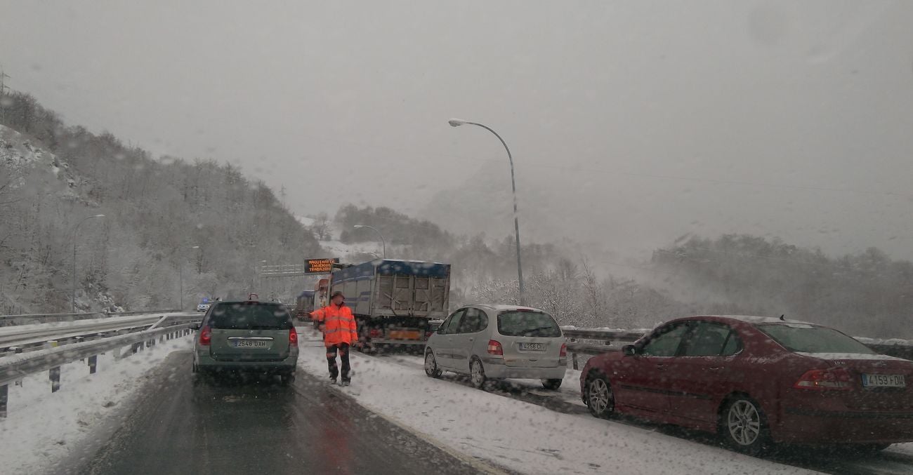 La autopista A 66 que une León con Asturias, afectada por el temporal de nieve
