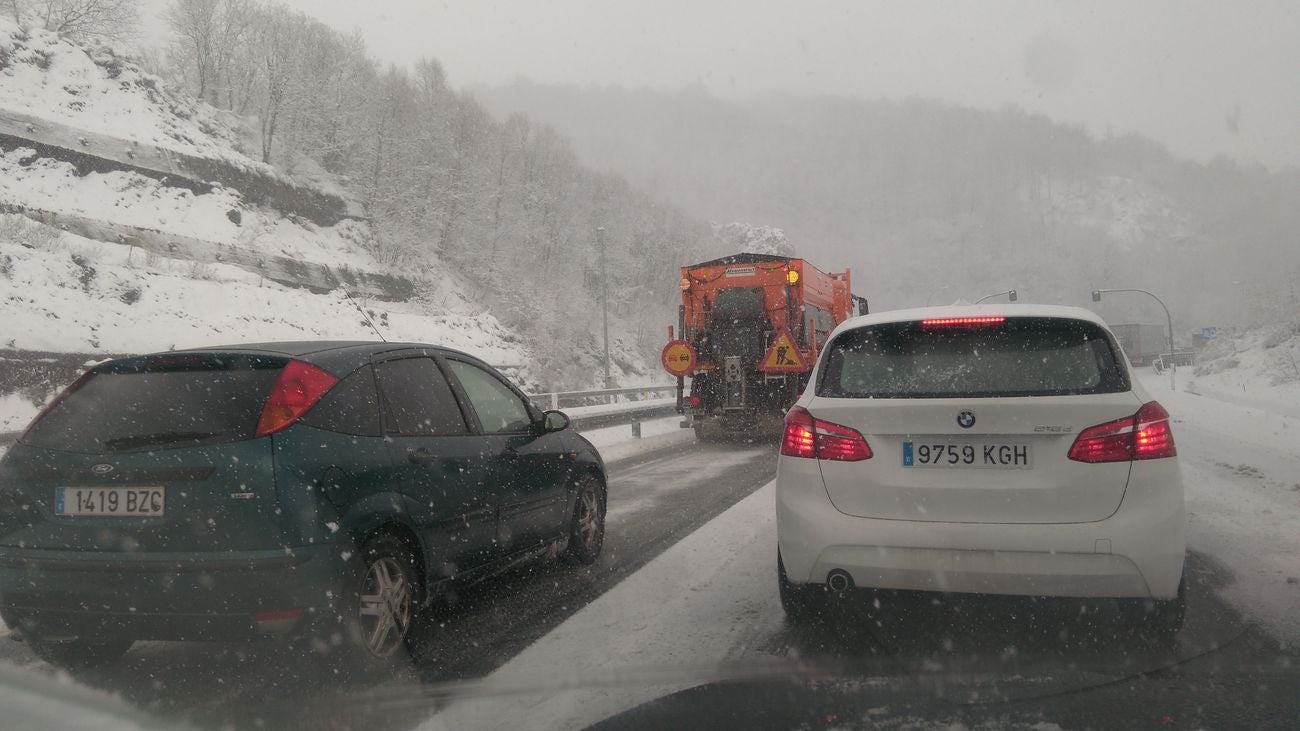 La autopista A 66 que une León con Asturias, afectada por el temporal de nieve