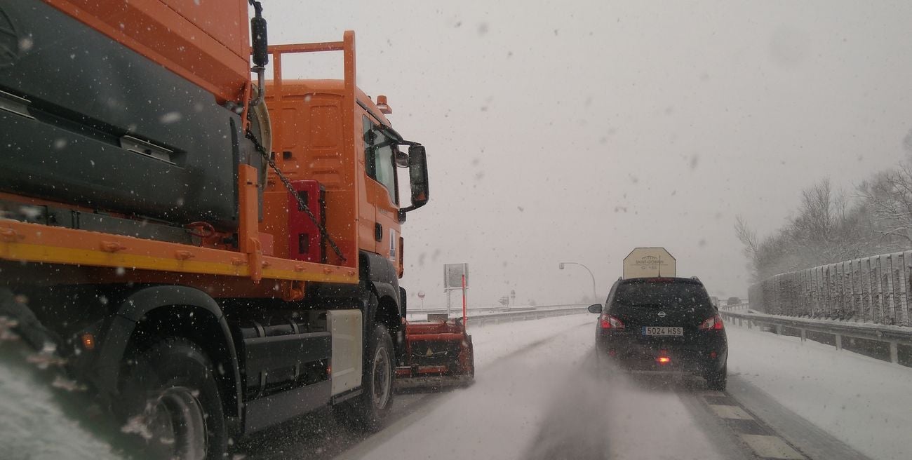 La autopista A 66 que une León con Asturias, afectada por el temporal de nieve