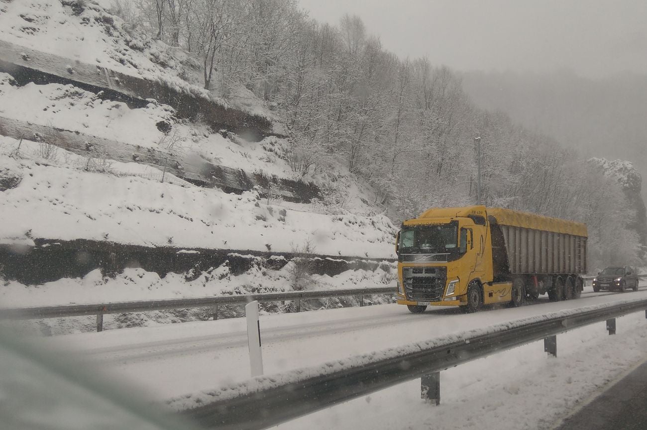 La autopista A 66 que une León con Asturias, afectada por el temporal de nieve