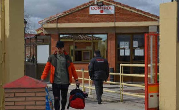 El jugador leonés 'Viti' saliendo de prisión tras pagar la fianza.