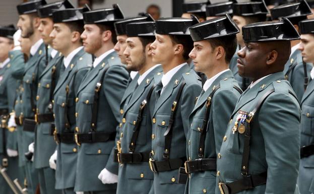 Miembros de la Guardia Civil en formación durante una celebración. 